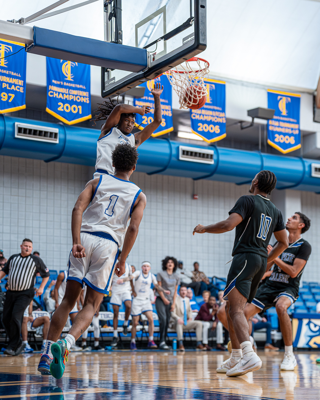 No. 15 Eagles Improve to 15&ndash;1 With 105&ndash;97 Win Over Santa Fe